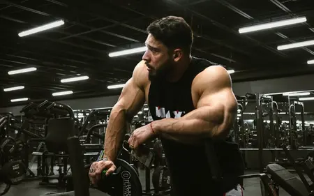 Leia mais sobre o artigo Ramon Dino Fica Sem Vaga Direta Para o Mr. Olympia 2025: Desafios, Conquistas e Preparativos para o Próximo Desafio